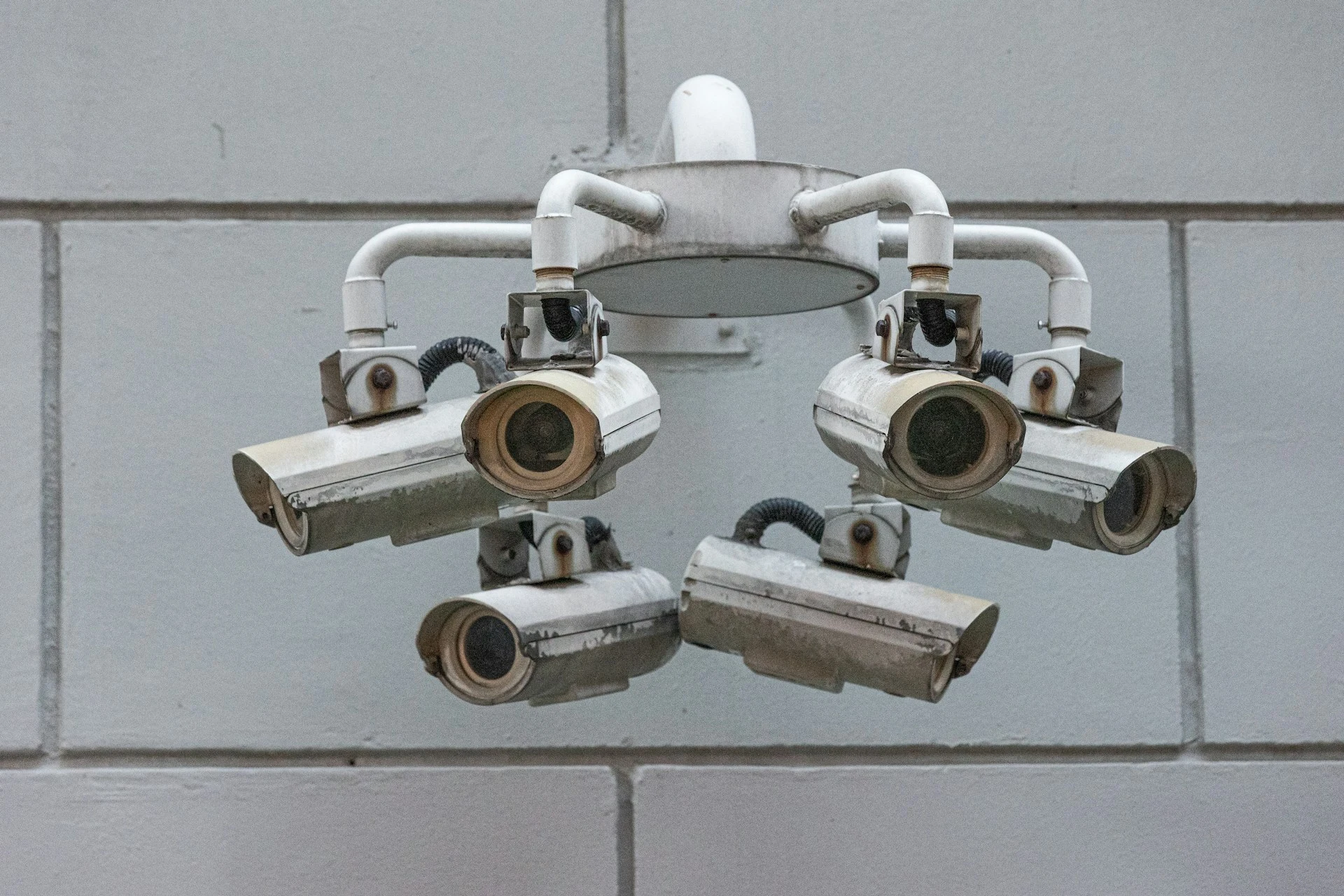Six surveillance cameras, like Real User Monitoring, observe from every angle, ensuring nothing goes unnoticed.